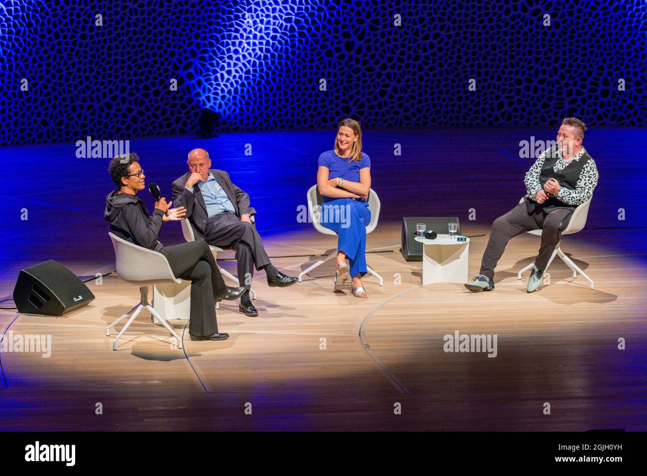 Mo Amang, Gregor Gysi, Anja Reschke, Sebastian Krumbiegel, Buch COURAGE; Hafenfront Sounds, Hamburg, HafenCity, Platz der deutschen Einheit, Kehr Stockfoto