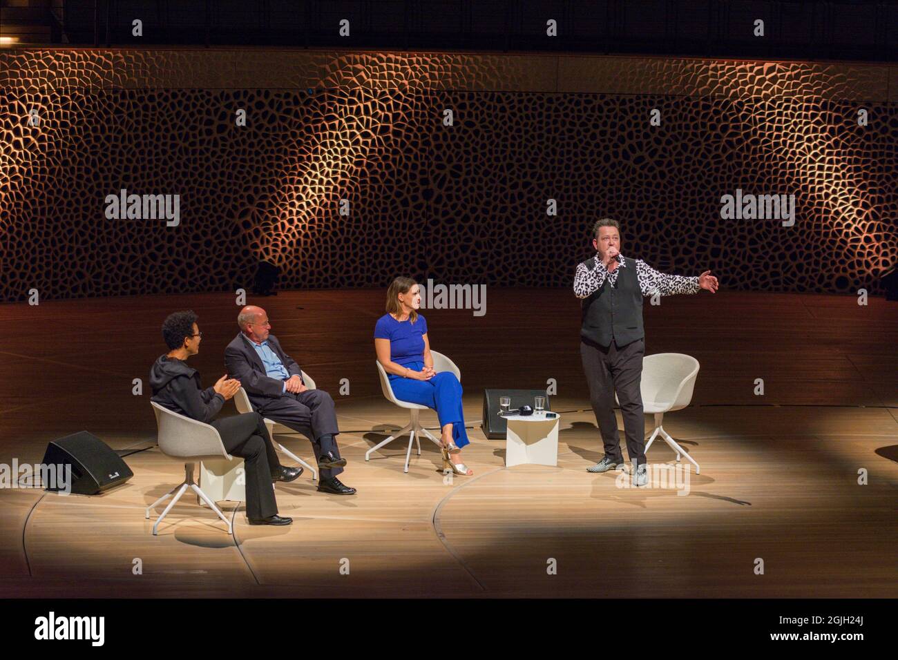 Mo Amang, Gregor Gysi, Anja Reschke, Sebastian Krumbiegel, Buch COURAGE; Hafenfront Sounds, Hamburg, HafenCity, Platz der deutschen Einheit, Kehr Stockfoto