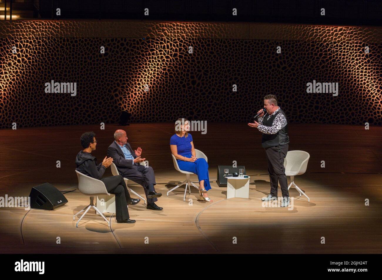 Mo Amang, Gregor Gysi, Anja Reschke, Sebastian Krumbiegel, Buch COURAGE; Hafenfront Sounds, Hamburg, HafenCity, Platz der deutschen Einheit, Kehr Stockfoto