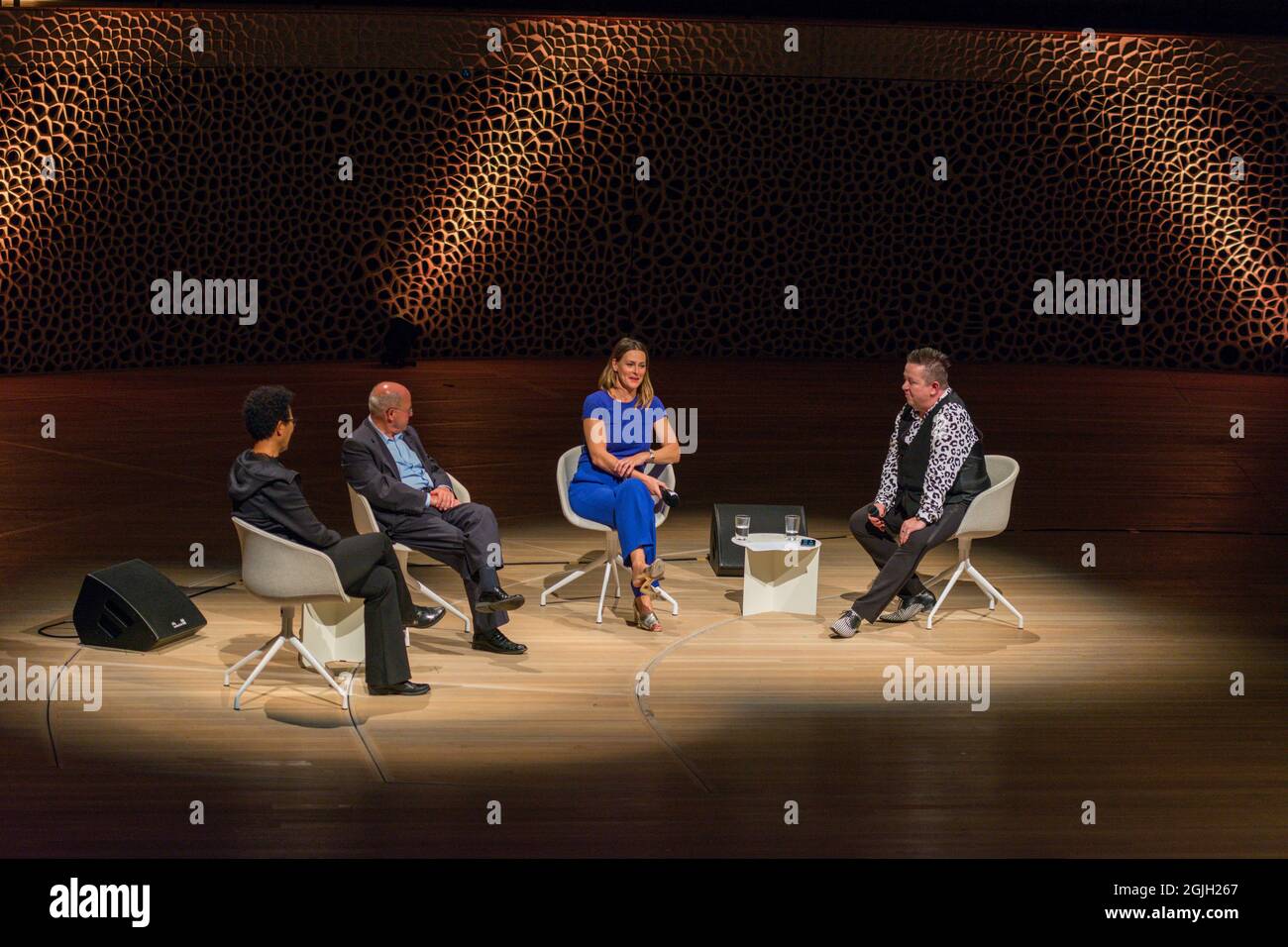 Mo Amang, Gregor Gysi, Anja Reschke, Sebastian Krumbiegel, Buch COURAGE; Hafenfront Sounds, Hamburg, HafenCity, Platz der deutschen Einheit, Kehr Stockfoto