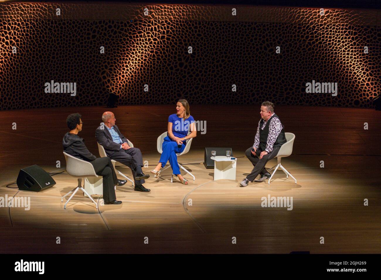 Mo Amang, Gregor Gysi, Anja Reschke, Sebastian Krumbiegel, Buch COURAGE; Hafenfront Sounds, Hamburg, HafenCity, Platz der deutschen Einheit, Kehr Stockfoto