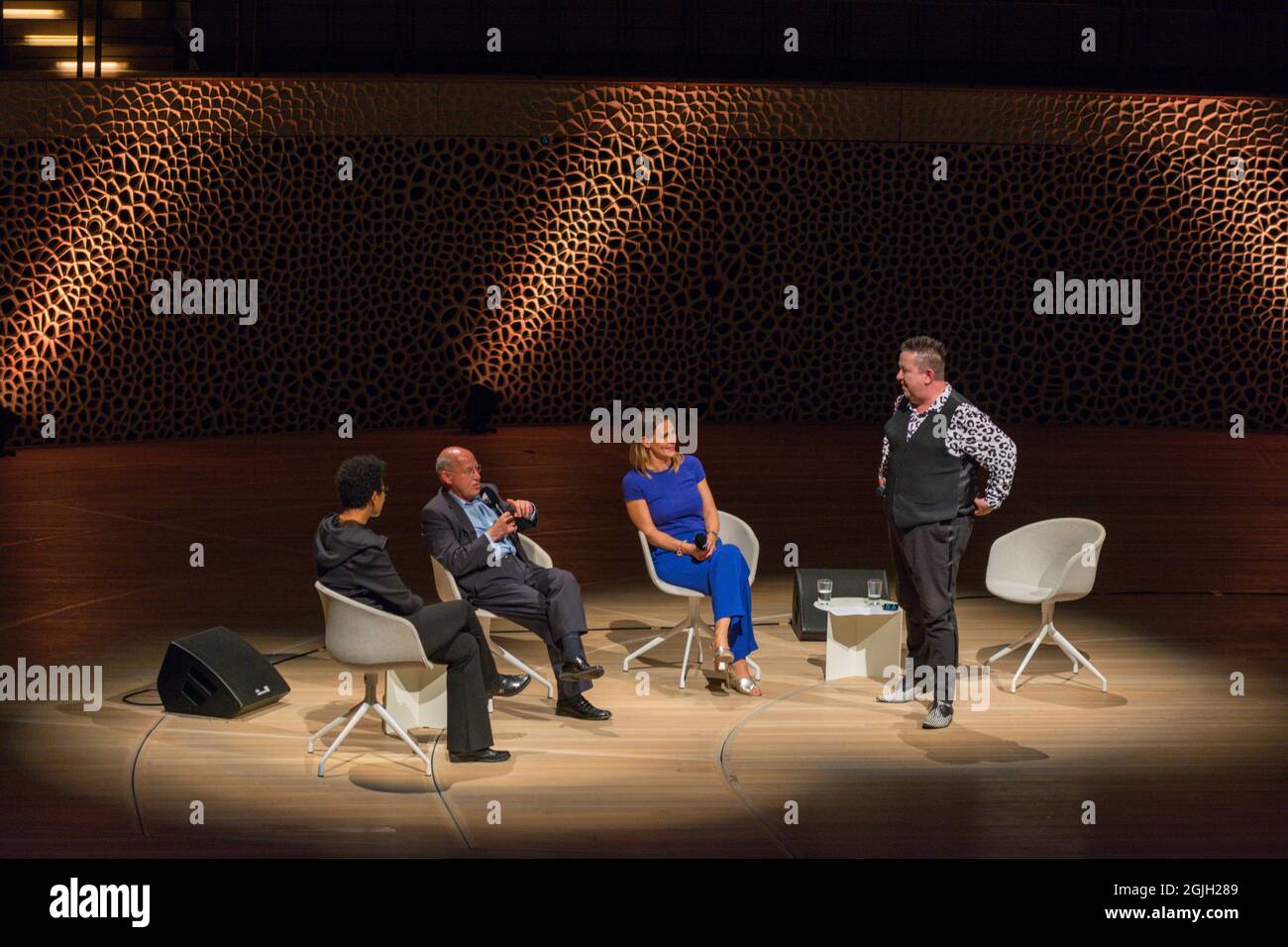 Mo Amang, Gregor Gysi, Anja Reschke, Sebastian Krumbiegel, Buch COURAGE; Hafenfront Sounds, Hamburg, HafenCity, Platz der deutschen Einheit, Kehr Stockfoto