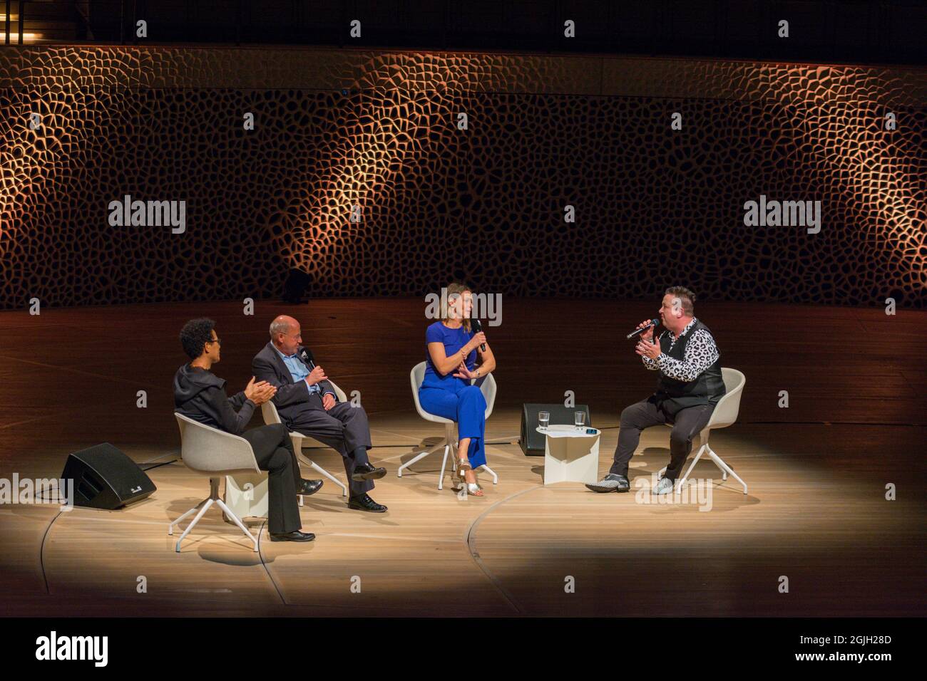 Mo Amang, Gregor Gysi, Anja Reschke, Sebastian Krumbiegel, Buch COURAGE; Hafenfront Sounds, Hamburg, HafenCity, Platz der deutschen Einheit, Kehr Stockfoto