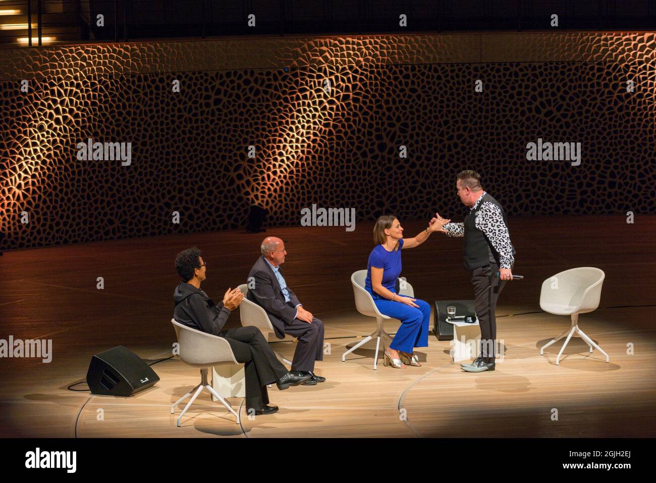 Mo Amang, Gregor Gysi, Anja Reschke, Sebastian Krumbiegel, Buch COURAGE; Hafenfront Sounds, Hamburg, HafenCity, Platz der deutschen Einheit, Kehr Stockfoto