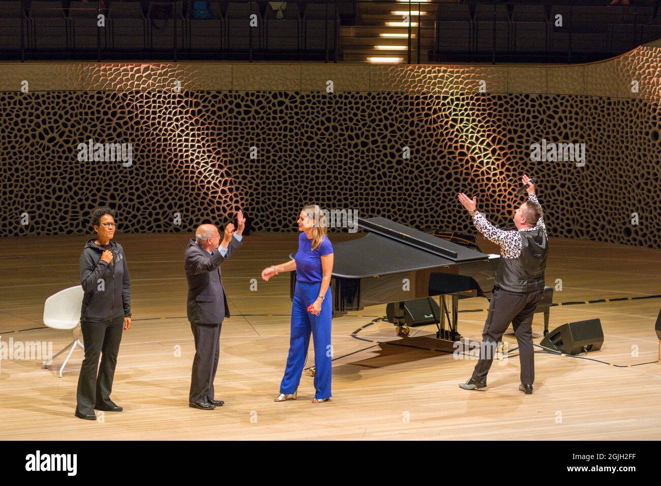 Mo Amang, Gregor Gysi, Anja Reschke, Sebastian Krumbiegel, Buch COURAGE; Hafenfront Sounds, Hamburg, HafenCity, Platz der deutschen Einheit, Kehr Stockfoto