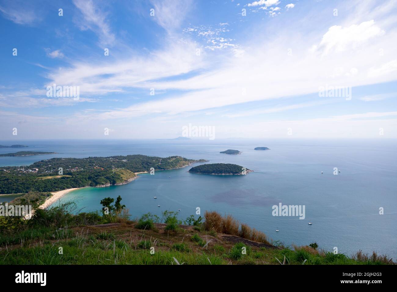 Landschaftsansicht Phahindum Aussichtspunkt beliebtes Wahrzeichen in Phuket Thailand Aussichtspunkt, um das kap promthep, den Strand von Naiharn und den schönen Strand von Yanui zu sehen Stockfoto