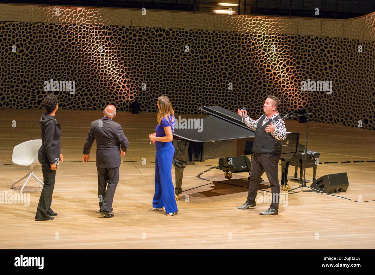Mo Amang, Gregor Gysi, Anja Reschke, Sebastian Krumbiegel, Buch COURAGE; Hafenfront Sounds, Hamburg, HafenCity, Platz der deutschen Einheit, Kehr Stockfoto