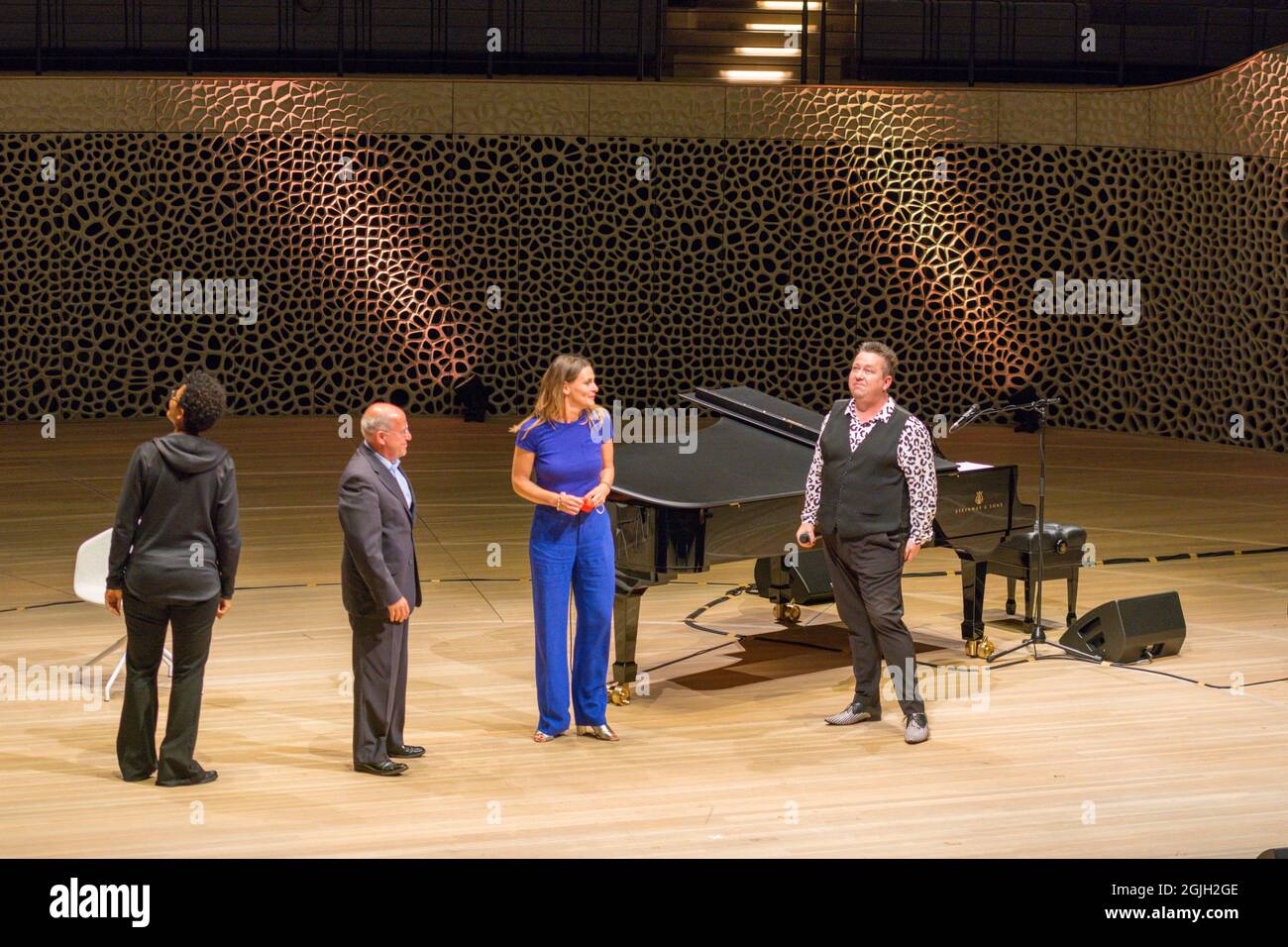 Mo Amang, Gregor Gysi, Anja Reschke, Sebastian Krumbiegel, Buch COURAGE; Hafenfront Sounds, Hamburg, HafenCity, Platz der deutschen Einheit, Kehr Stockfoto