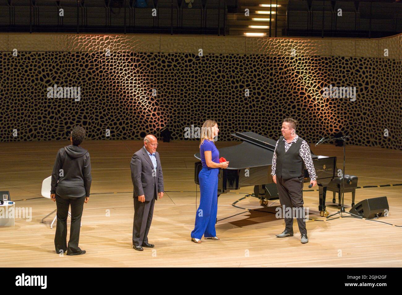 Mo Amang, Gregor Gysi, Anja Reschke, Sebastian Krumbiegel, Buch COURAGE; Hafenfront Sounds, Hamburg, HafenCity, Platz der deutschen Einheit, Kehr Stockfoto