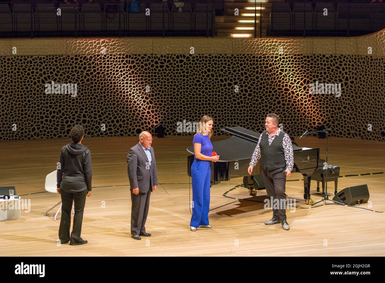 Mo Amang, Gregor Gysi, Anja Reschke, Sebastian Krumbiegel, Buch COURAGE; Hafenfront Sounds, Hamburg, HafenCity, Platz der deutschen Einheit, Kehr Stockfoto