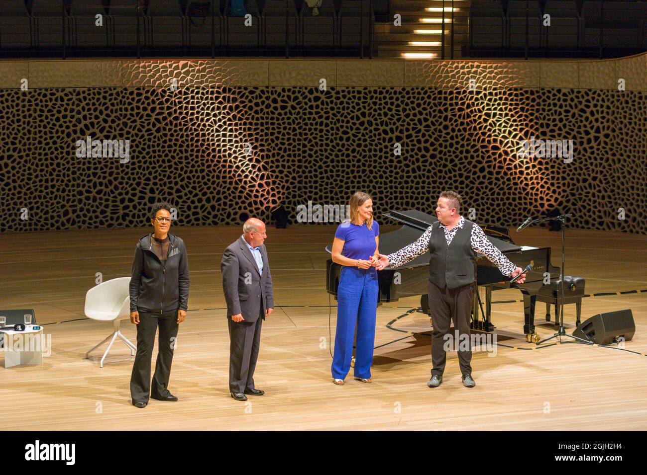 Mo Amang, Gregor Gysi, Anja Reschke, Sebastian Krumbiegel, Buch COURAGE; Hafenfront Sounds, Hamburg, HafenCity, Platz der deutschen Einheit, Kehr Stockfoto