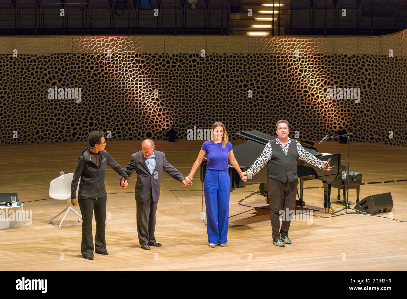 Mo Amang, Gregor Gysi, Anja Reschke, Sebastian Krumbiegel, Buch COURAGE; Hafenfront Sounds, Hamburg, HafenCity, Platz der deutschen Einheit, Kehr Stockfoto