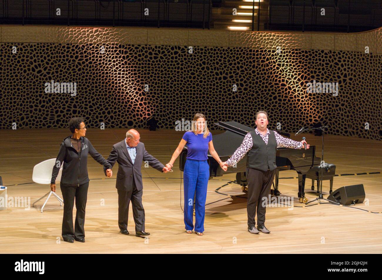 Mo Amang, Gregor Gysi, Anja Reschke, Sebastian Krumbiegel, Buch COURAGE; Hafenfront Sounds, Hamburg, HafenCity, Platz der deutschen Einheit, Kehr Stockfoto