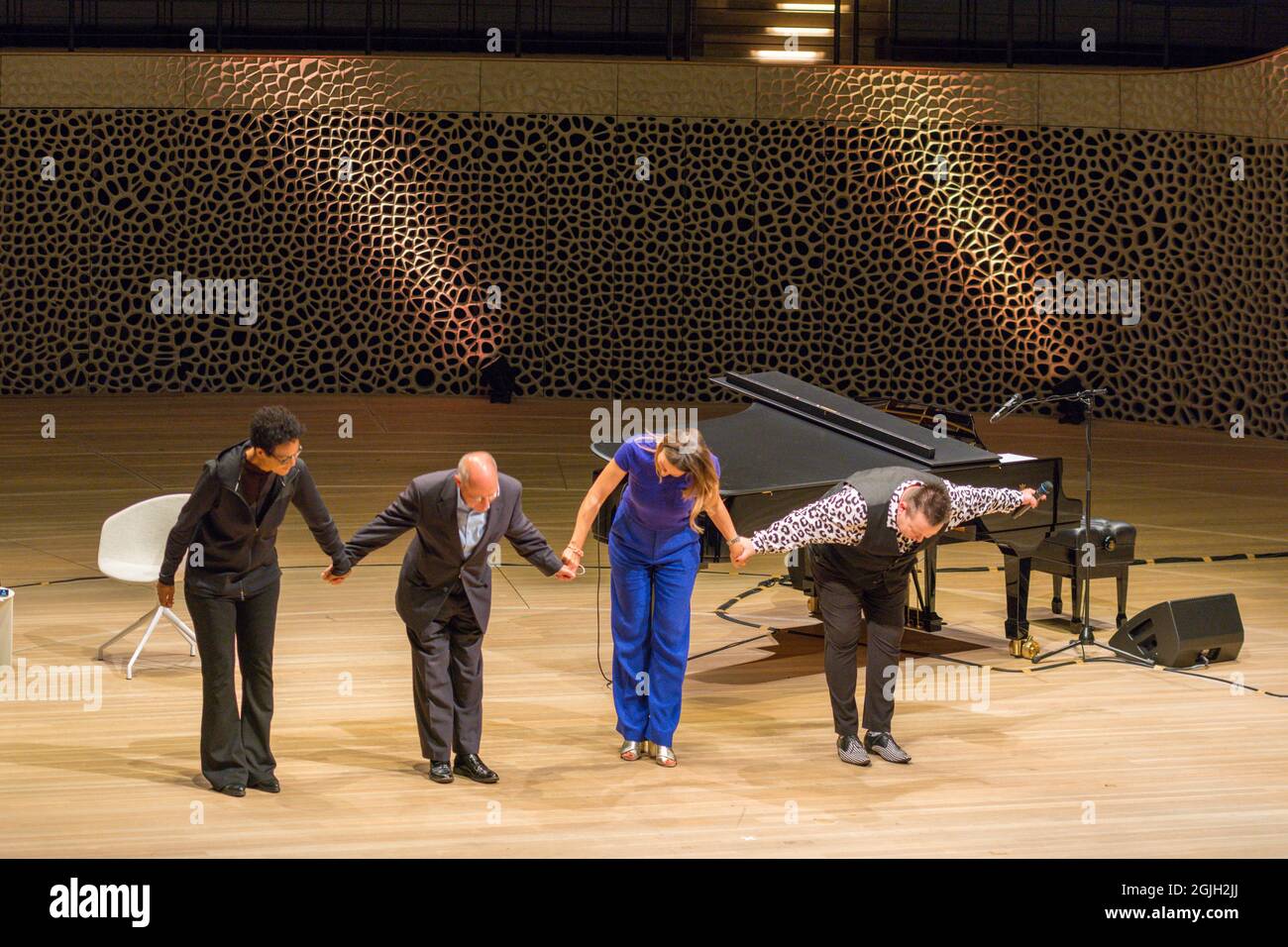 Mo Amang, Gregor Gysi, Anja Reschke, Sebastian Krumbiegel, Buch COURAGE; Hafenfront Sounds, Hamburg, HafenCity, Platz der deutschen Einheit, Kehr Stockfoto
