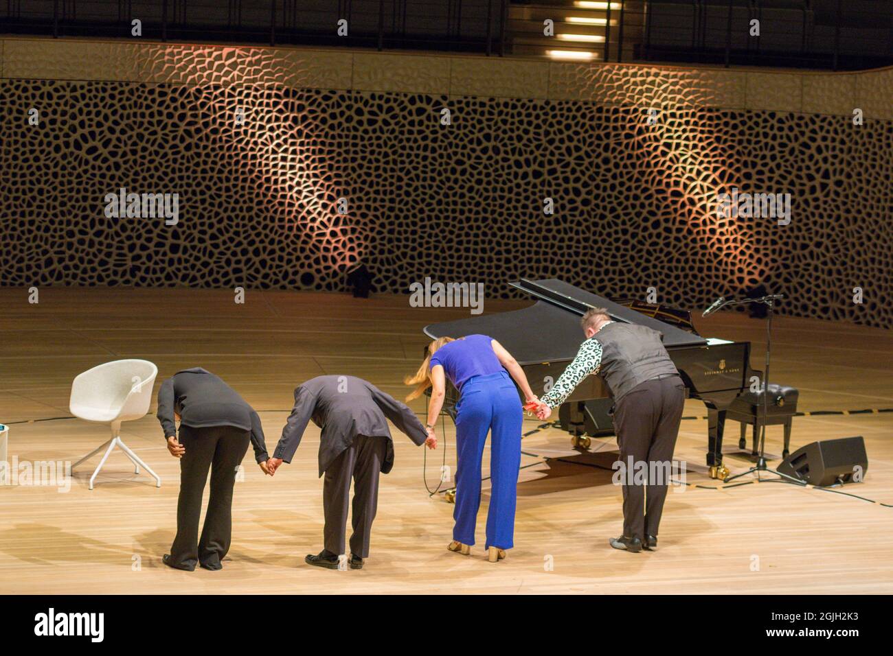 Mo Amang, Gregor Gysi, Anja Reschke, Sebastian Krumbiegel, Buch COURAGE; Hafenfront Sounds, Hamburg, HafenCity, Platz der deutschen Einheit, Kehr Stockfoto