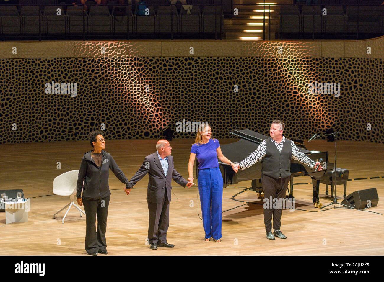 Mo Amang, Gregor Gysi, Anja Reschke, Sebastian Krumbiegel, Buch COURAGE; Hafenfront Sounds, Hamburg, HafenCity, Platz der deutschen Einheit, Kehr Stockfoto