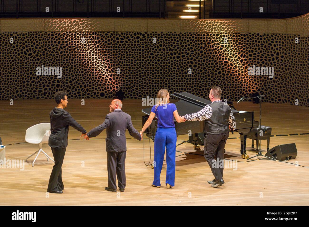 Mo Amang, Gregor Gysi, Anja Reschke, Sebastian Krumbiegel, Buch COURAGE; Hafenfront Sounds, Hamburg, HafenCity, Platz der deutschen Einheit, Kehr Stockfoto