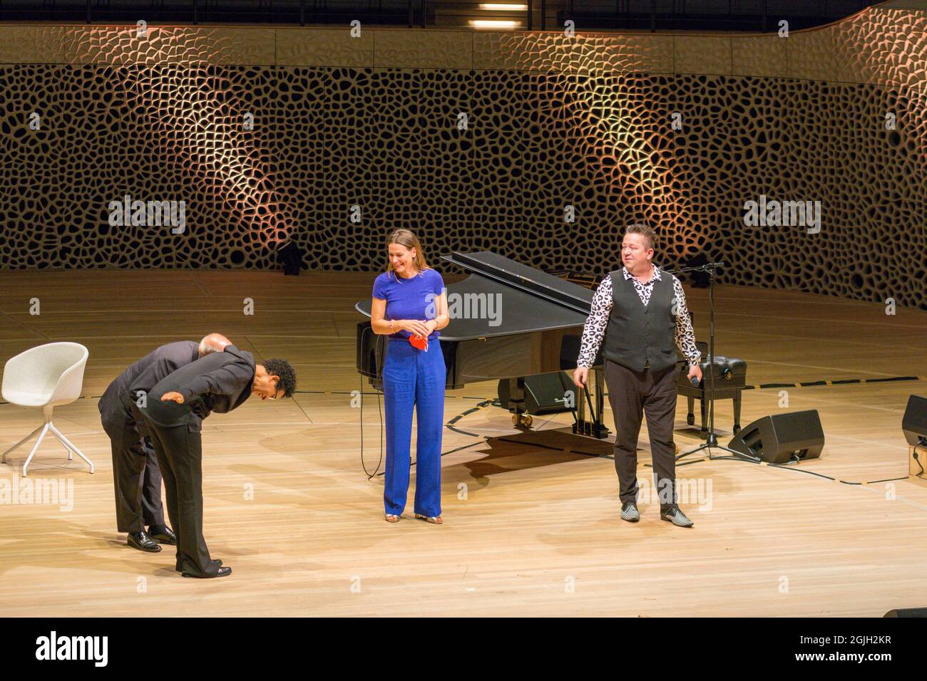 Mo Amang, Gregor Gysi, Anja Reschke, Sebastian Krumbiegel, Buch COURAGE; Hafenfront Sounds, Hamburg, HafenCity, Platz der deutschen Einheit, Kehr Stockfoto