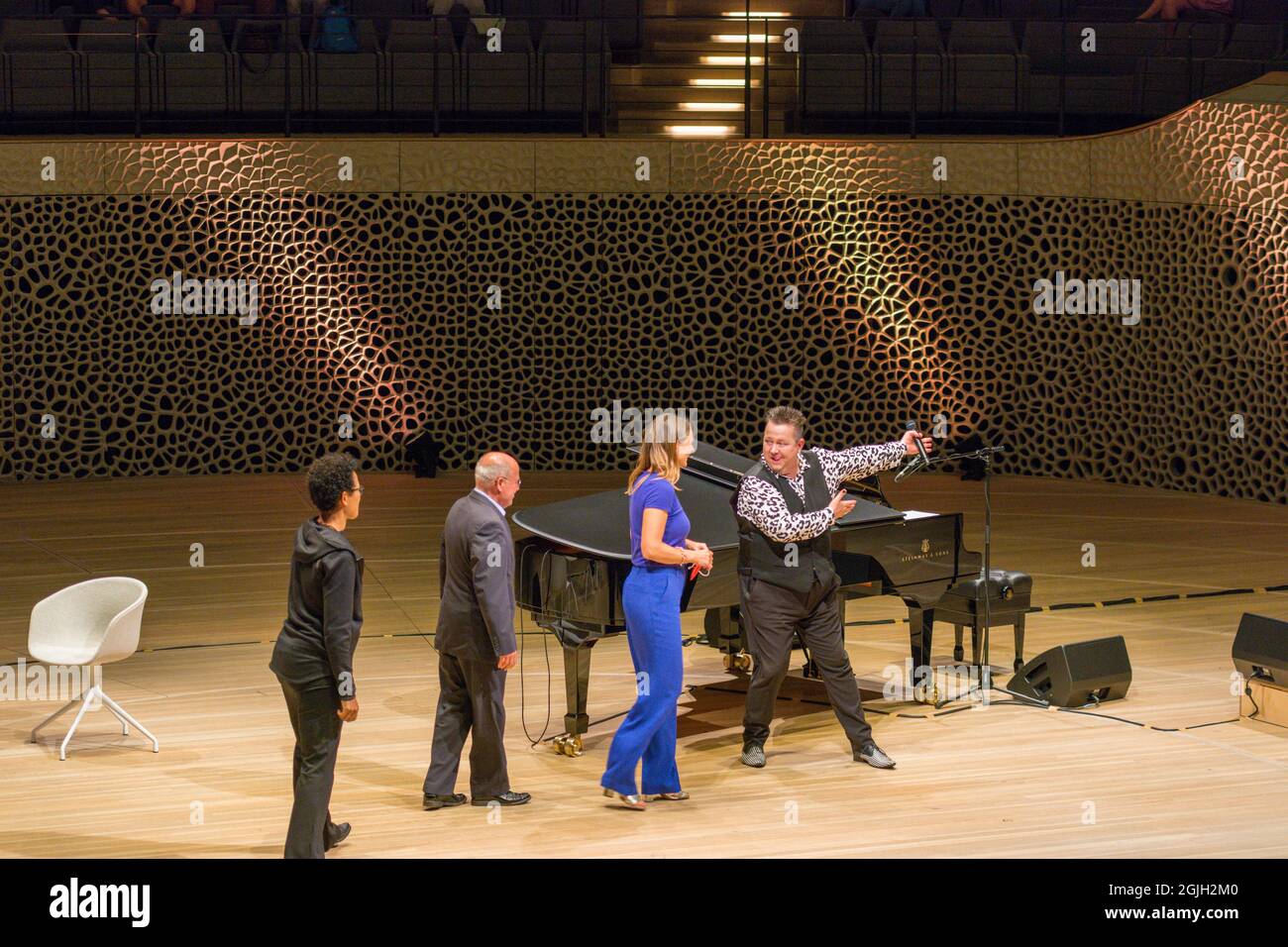 Mo Amang, Gregor Gysi, Anja Reschke, Sebastian Krumbiegel, Buch COURAGE; Hafenfront Sounds, Hamburg, HafenCity, Platz der deutschen Einheit, Kehr Stockfoto