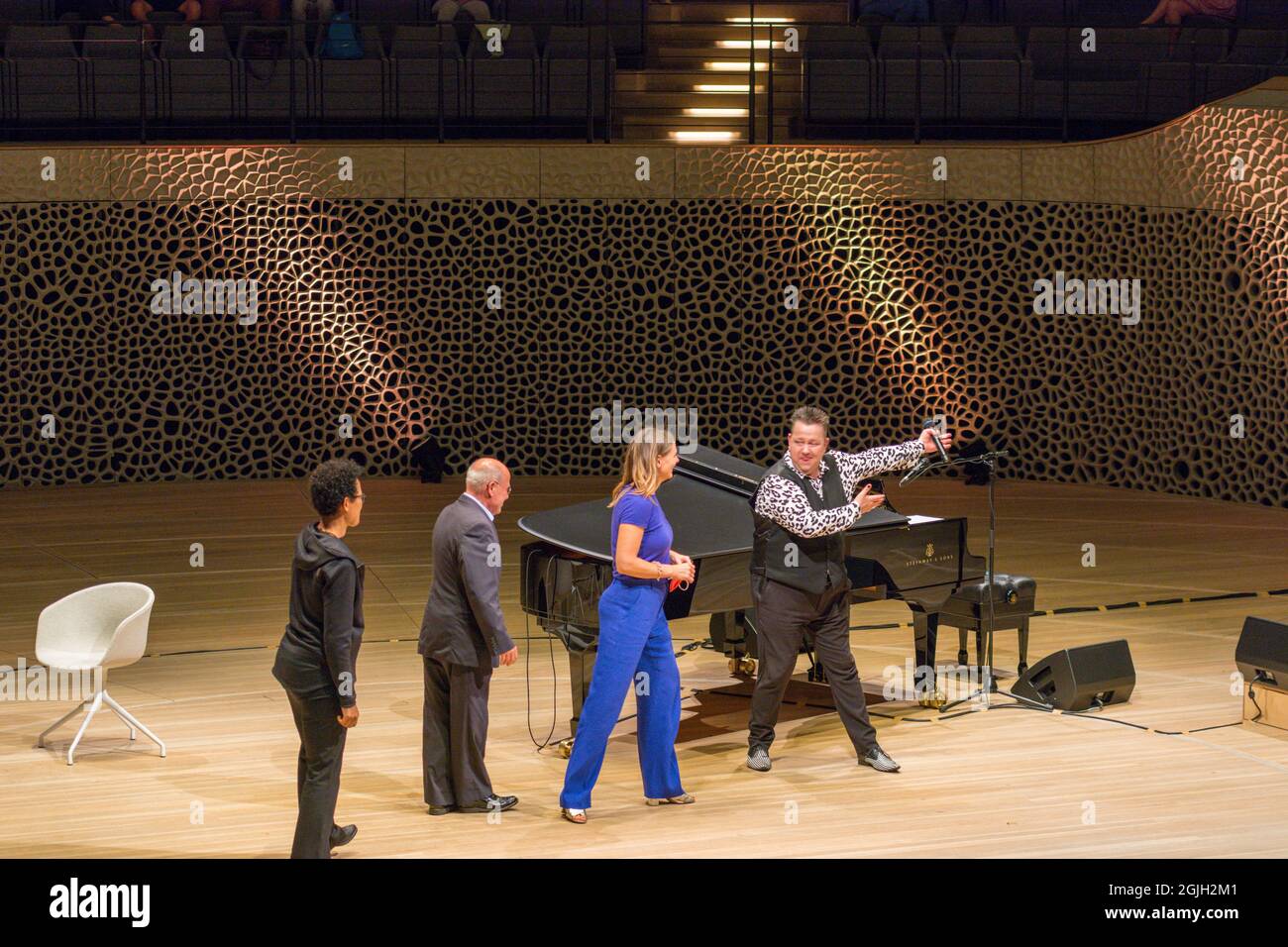 Mo Amang, Gregor Gysi, Anja Reschke, Sebastian Krumbiegel, Buch COURAGE; Hafenfront Sounds, Hamburg, HafenCity, Platz der deutschen Einheit, Kehr Stockfoto
