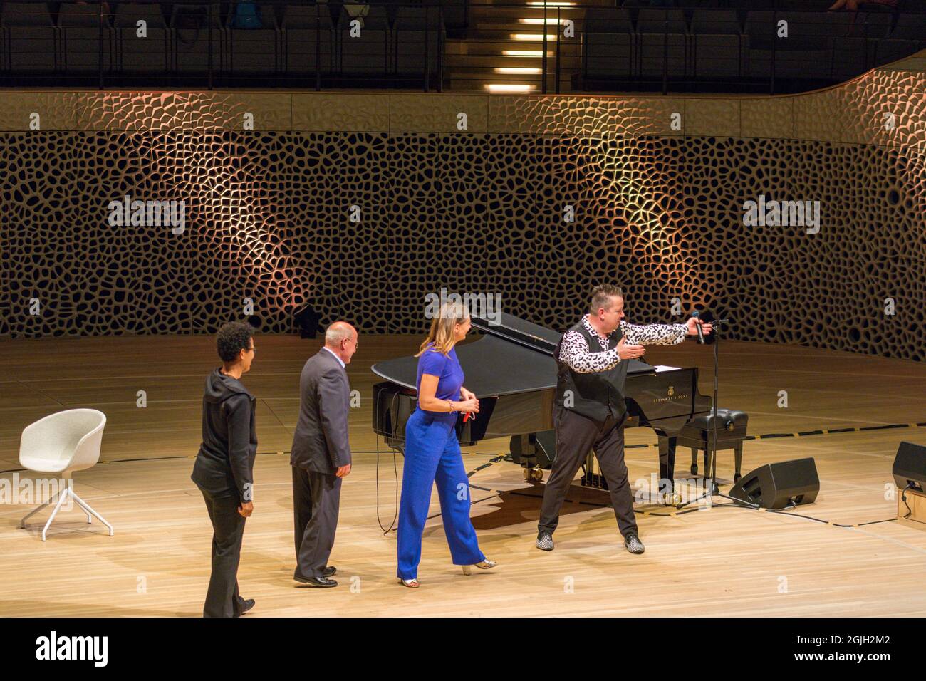 Mo Amang, Gregor Gysi, Anja Reschke, Sebastian Krumbiegel, Buch COURAGE; Hafenfront Sounds, Hamburg, HafenCity, Platz der deutschen Einheit, Kehr Stockfoto