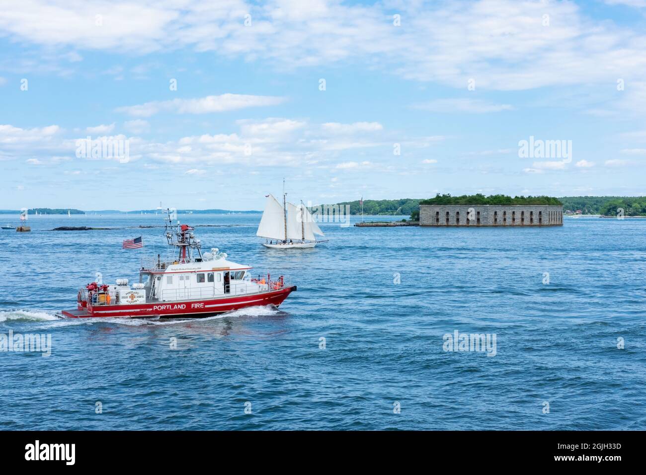 Casco Bay, Maine, USA. Feuerwehrboot und Fort Gorges, eine ehemalige US-Militärfestung, die auf Hog Island Ledge am Eingang zum Hafen von Por gebaut wurde Stockfoto