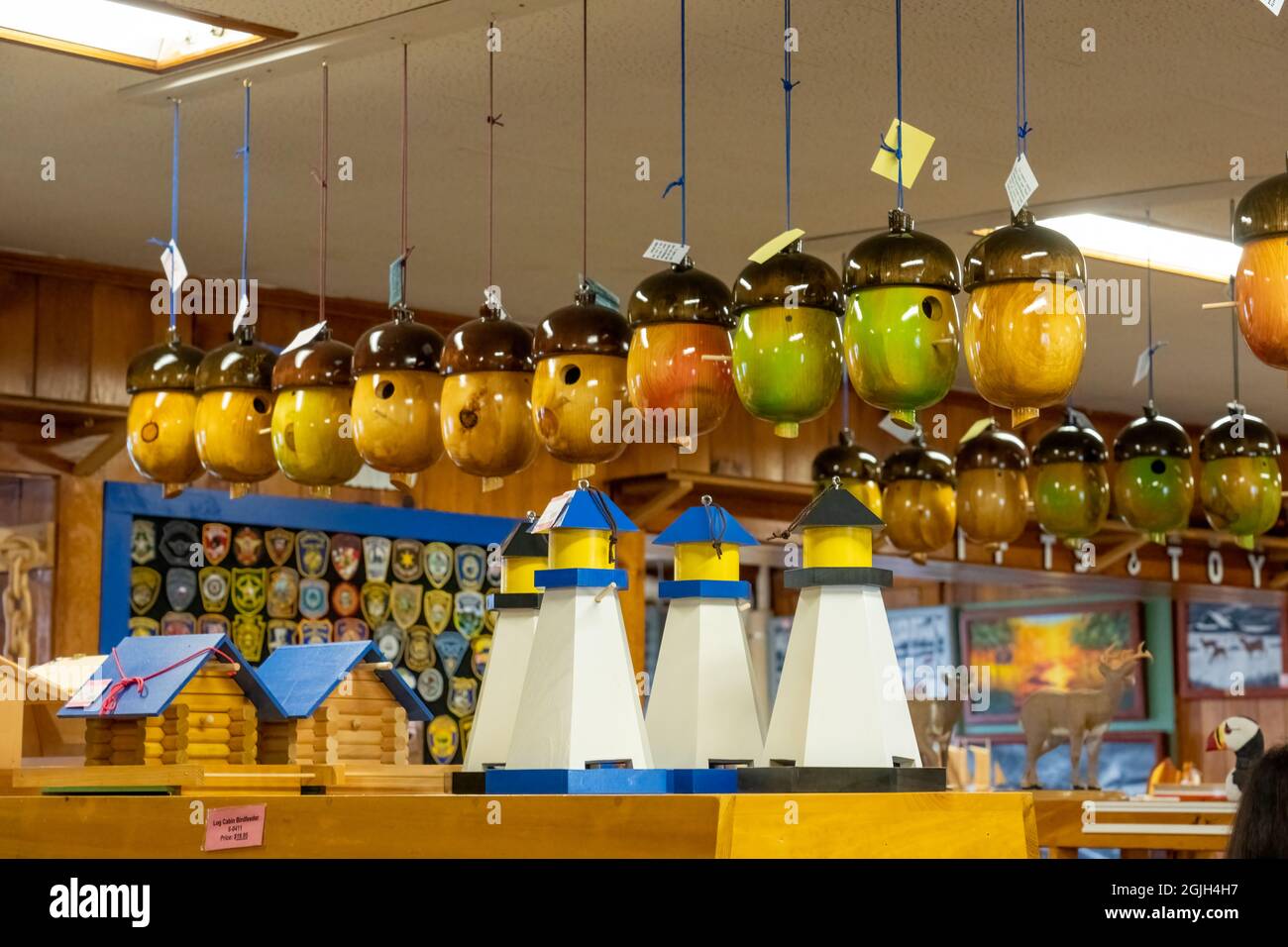 Thomastown, Maine, USA. Handgefertigte Vogelhäuser und Vogelfutterhäuschen zum Verkauf im Maine State Prison Showroom. Stockfoto
