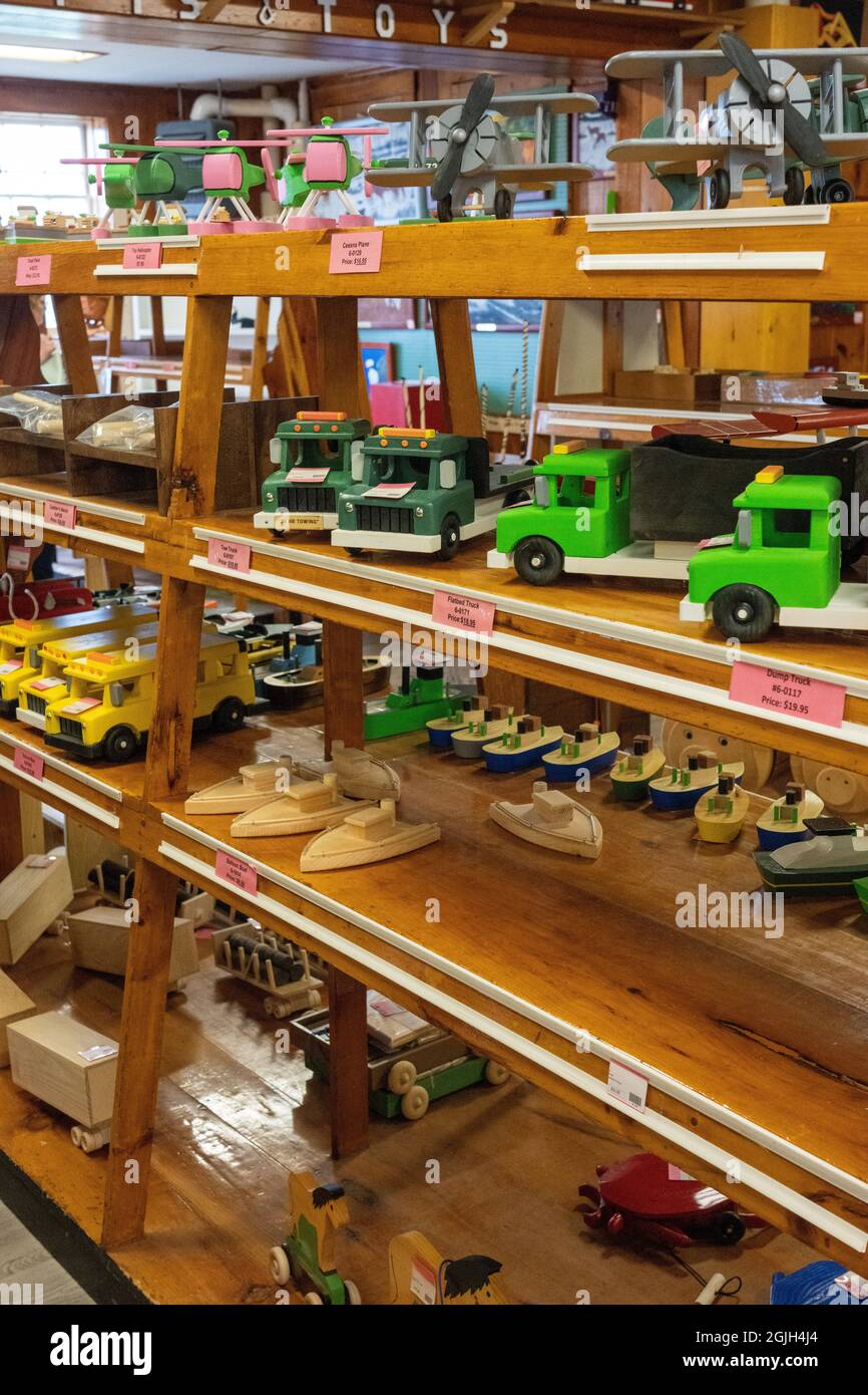 Thomastown, Maine, USA. Handgefertigtes Holzspielzeug zum Verkauf im Maine State Prison Showroom. Stockfoto