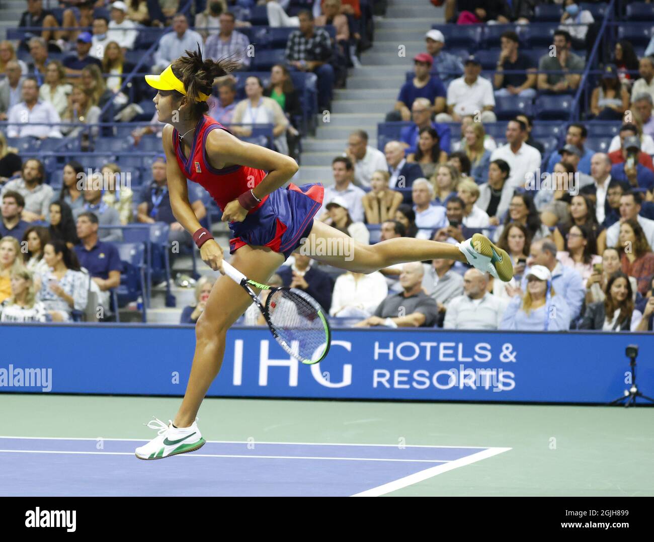 Flushing Meadow, United Gab An. September 2021. Emma Raducanu aus Großbritannien dient Maria Sakkari aus Griechenland im Halbfinale im Arthur Ashe Stadium bei den US Open Tennis Championships 2021 im Arthur the Stadium im USTA Billie Jean King National Tennis Center am Donnerstag, den 9. September 2021 in New York City. Foto von John Angelillo/UPI Credit: UPI/Alamy Live News Stockfoto