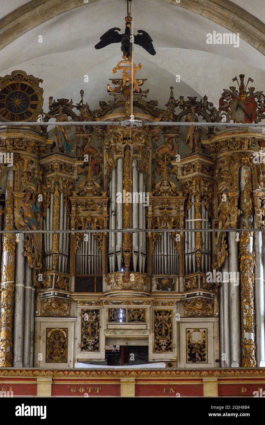 26. August 2021, Sachsen-Anhalt, Halberstadt: Die Fassade der Gröninger Orgel in der Martinikirche. Die Orgel wurde 1595 vom Orgelbauer David Beck im Schloss Gröningen fertiggestellt. Nach dem Zerfall der Burg wurde das Instrument 1770 in die Martinikirche verlegt. Der Verein 'Organum Gruningense Redivivum' will das Orgelgehäuse und die Beck-Orgel restaurieren. Vom 11. Bis 12. September 2021 finden die Halberstädter Orgeltage statt, die sich in diesem Jahr mit dieser Renaissance-Orgel beschäftigen. Anlass ist das Michael Praetorius-Jahr 2021. Praetorius war im Dienst des Bischofs Stockfoto