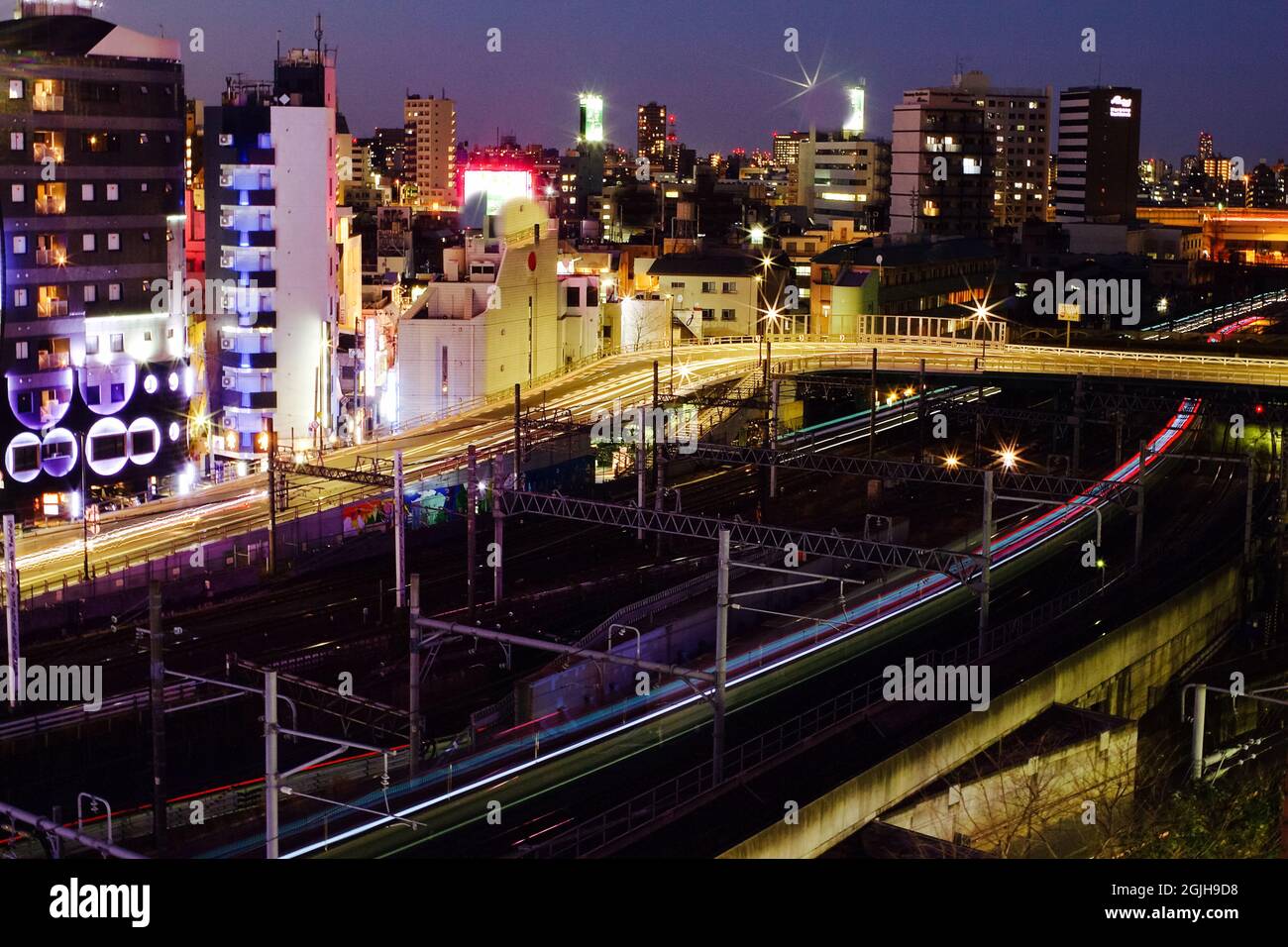 Blick vom Dach auf den Sonnenuntergang und die Stadtgebäude in Tokio, Japan. Stockfoto