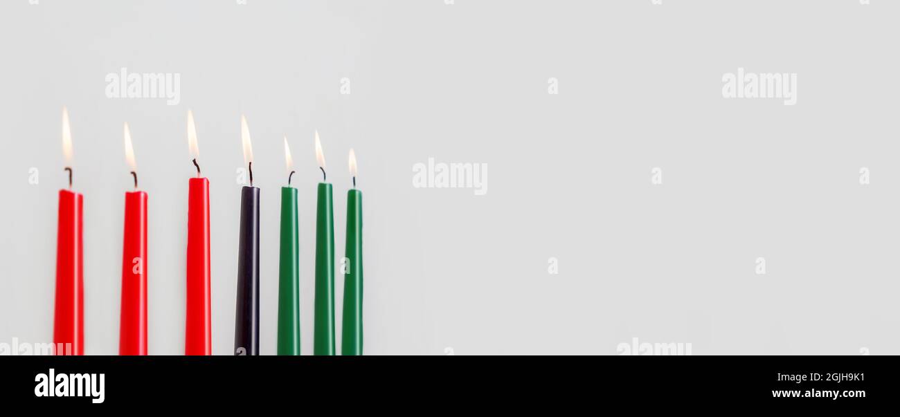 Kwanzaa Banner mit Kerzen und Kopierraum. Stockfoto