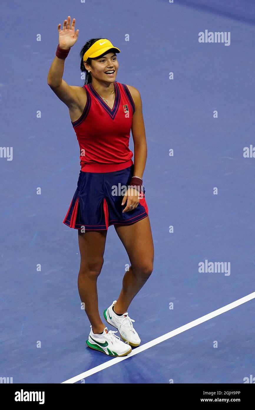 Emma Raducanu aus Großbritannien reagiert auf den Sieg über Maria Sakkari aus Griechenland im Halbfinale der US Open Tennis Championships am Donnerstag, den 9. September 2021 in New York. (AP Photo/Seth wenig) Stockfoto