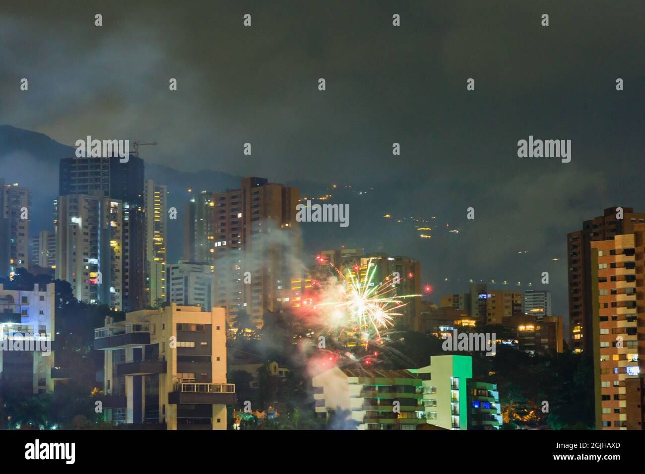 Feuerwerk in Medellin am Silvesterabend. Stockfoto