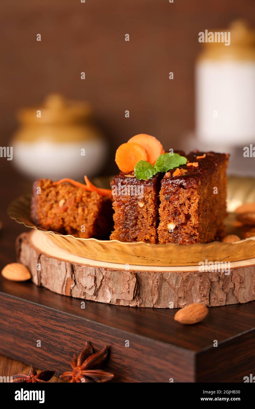 Karotte und Datteln Weihnachtskuchen mit getrockneten Früchten, Rosinen, Cashewnüssen, Mandeln. Leckere hausgemachte Kuchen gewürzt Zimt, Gewürze auf Weihnachten neu Stockfoto