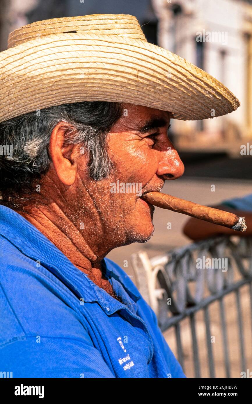 Porträt eines kubanischen Mannes mit Strohhut und Zigarrenraucher, Sancti Spiritus, Kuba Stockfoto