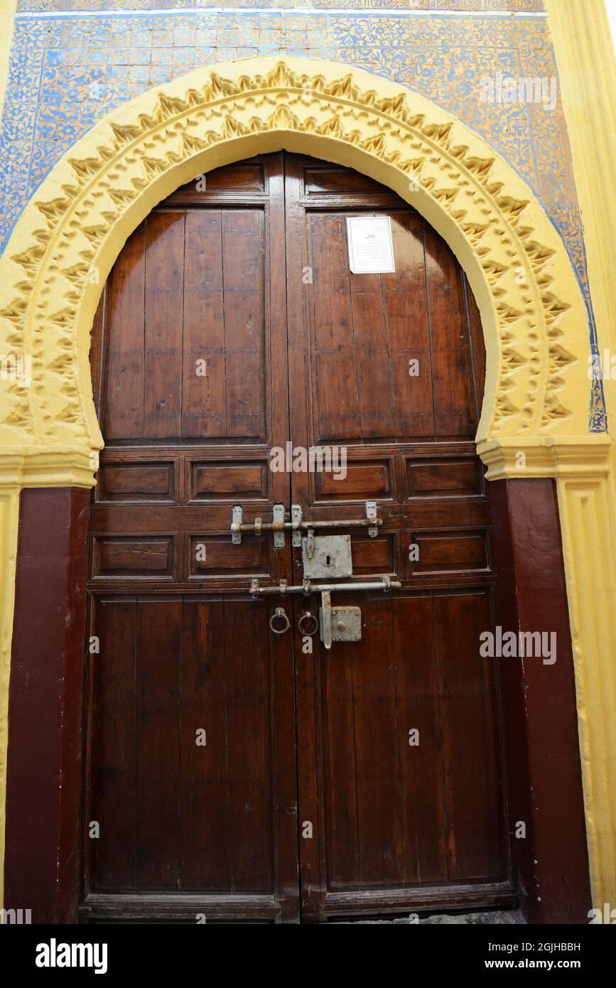 Schöne traditionelle Türen in der Medina von Salé, Marokko. Stockfoto