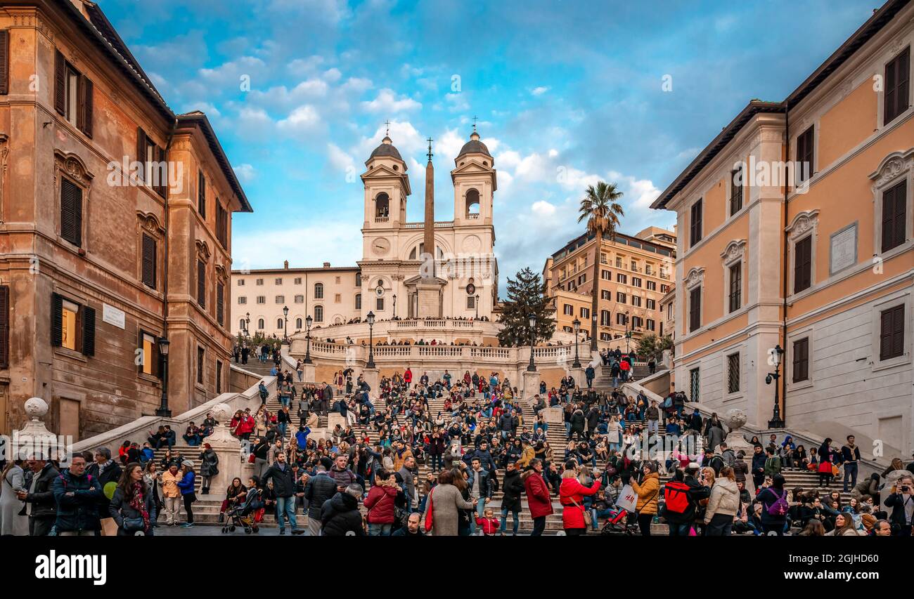 Die Spanische Treppe mit der Kirche der Santissima Trinita dei Monti und dem ägyptischen Obelisken im Hintergrund. Foto von der Piazza di Spagna. Stockfoto