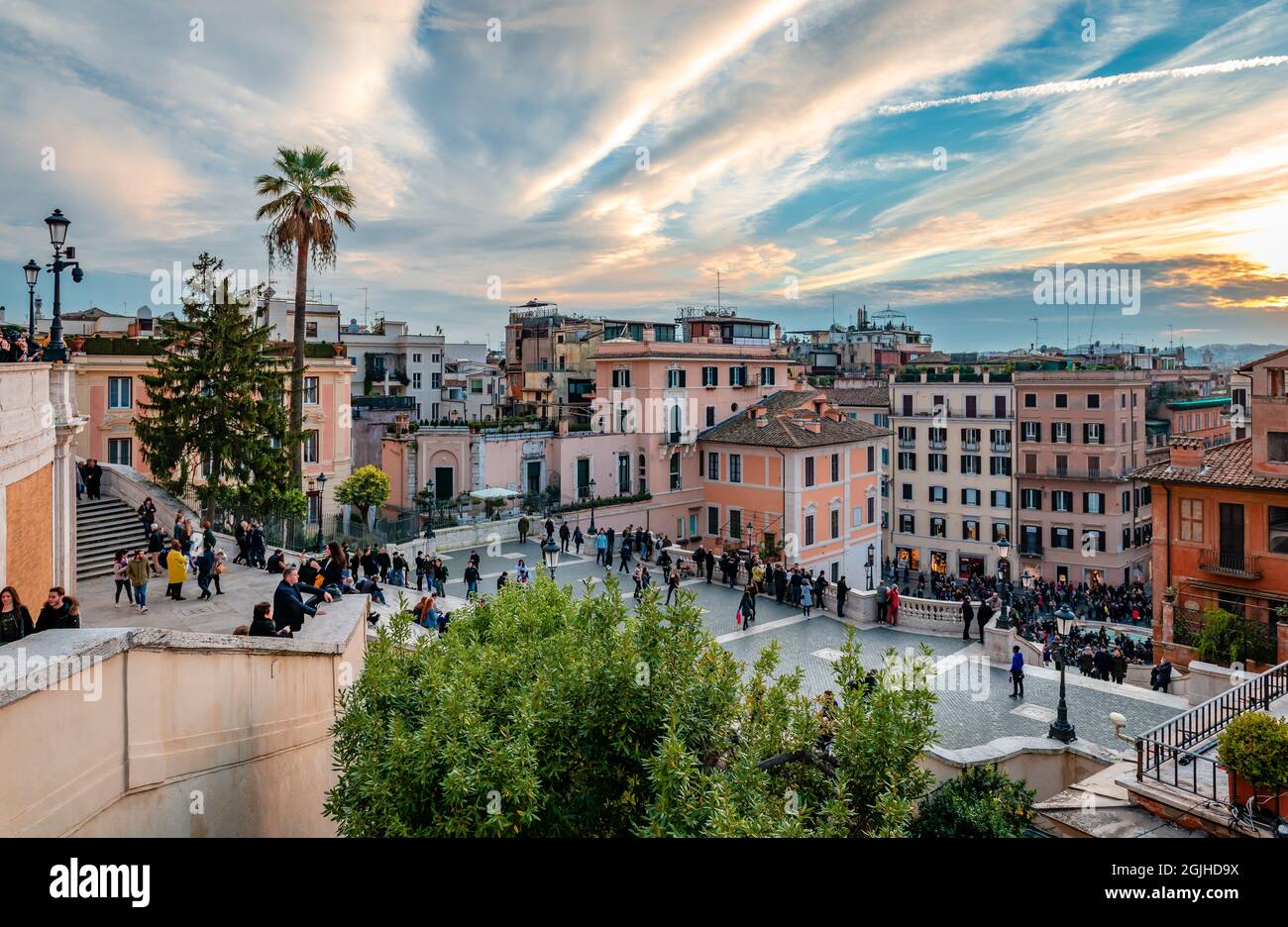 Blick auf die Spanische Treppe, die zur überfüllten Piazza di Spagna führt. Foto aufgenommen von der Piazza Trinita dei Monti bei Sonnenuntergang. Stockfoto