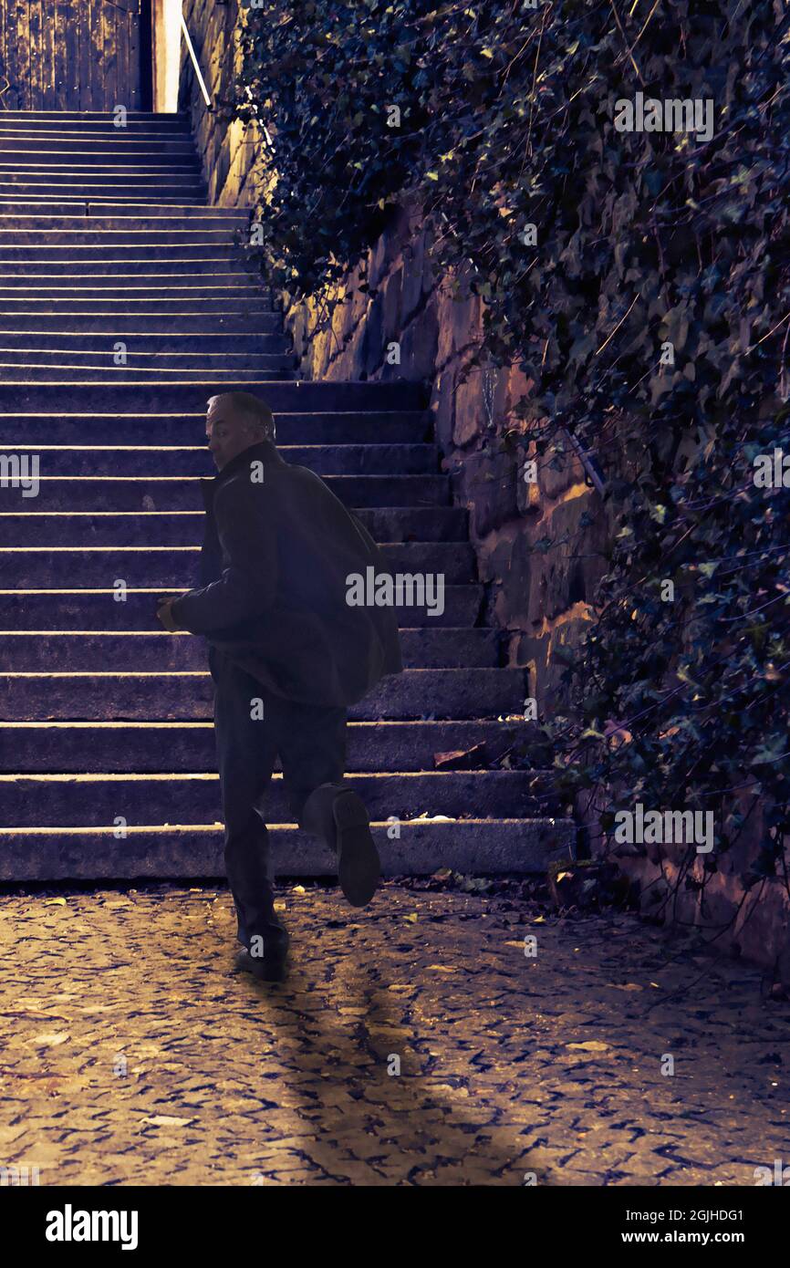 Mann, der zu einer Treppe rennt Stockfoto