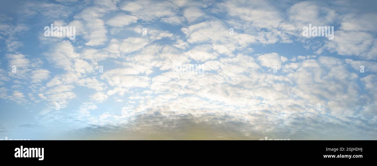 Eine Minute vor Sonnenaufgang. Schöner, pastellfarbener Himmel mit flauschigen Wolken Stockfoto