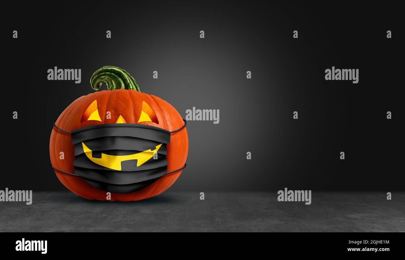 Halloween OP-Maske als Jack o Laterne Kürbis trägt einen medizinischen Gesichtsschutz als Herbst-Symbol für Krankheitskontrolle und Virusinfektion. Stockfoto