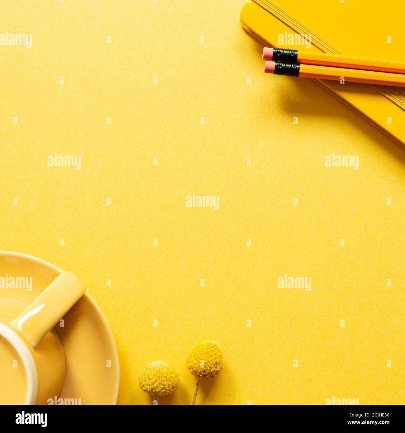 Notizbuch, Bleistift, Kaffeetasse auf gelbem Hintergrund. Flach liegend, Draufsicht, Kopierbereich. Arbeitsbereich Stockfoto