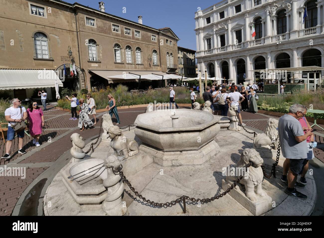 Bergamo alter Platz mit viel Grün bedeckt Inszenierung von Nigel Dunnet für Master of Landscape Naturalistic Festival. Stockfoto