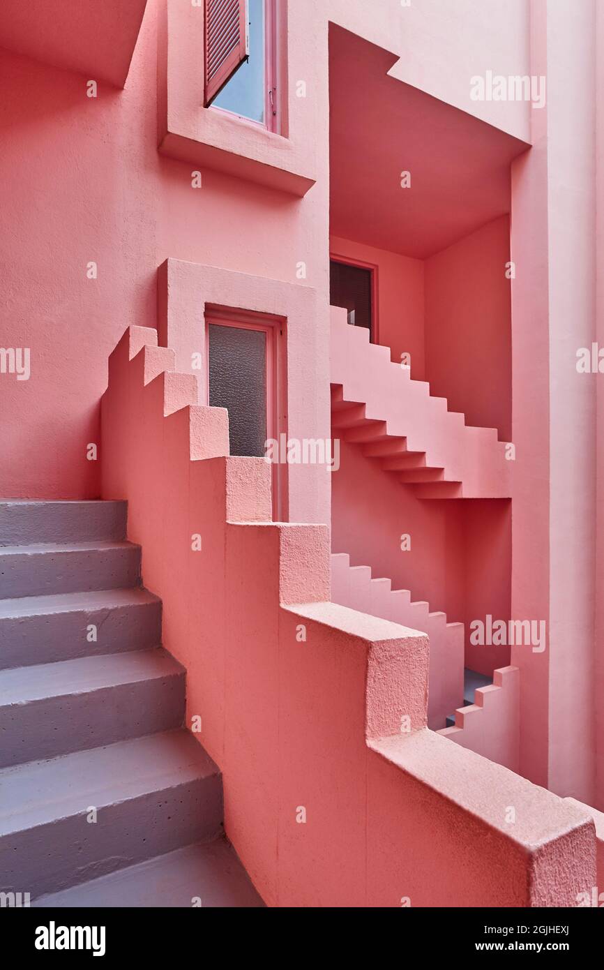 Geometrische Bauweise. Die rote Wand, La Manzanera. Calpe, Spanien Stockfoto