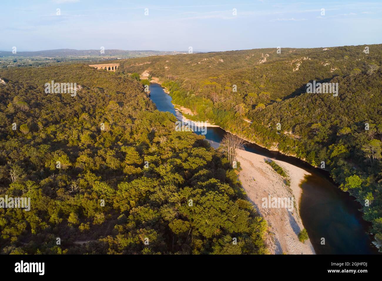 Drohnenbild von Fluss und Landschaft am Standort Pont-du-Gard in der Provence in Frankreich Stockfoto