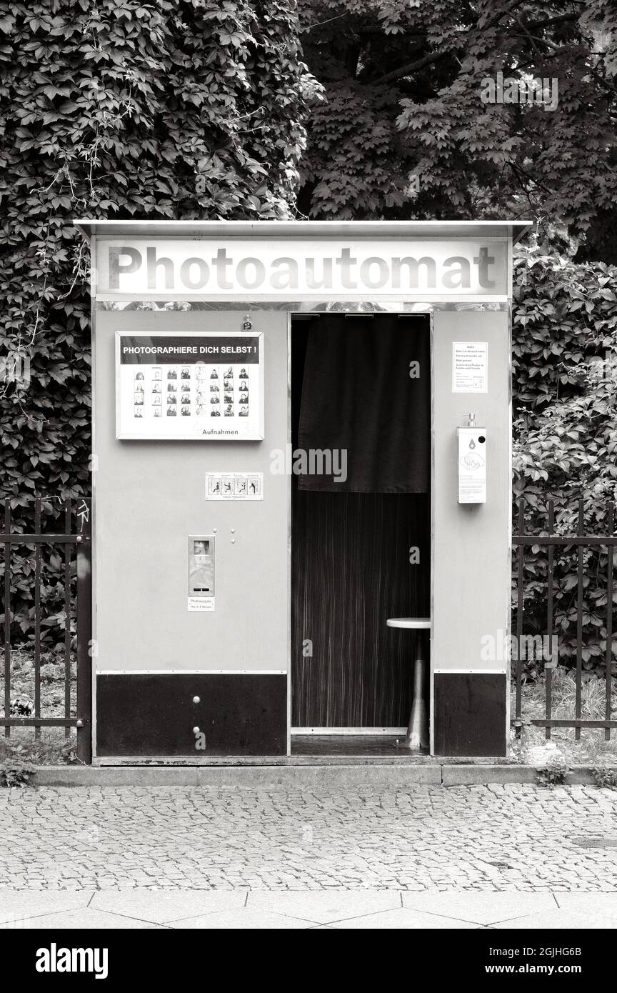Berlin, 29. August 2021, Fotokabine für Passfotos in der Skalitzer Straße, Kreuzberg mit der Aufforderung: 'Nimm ein Foto von dir selbst auf'. Stockfoto