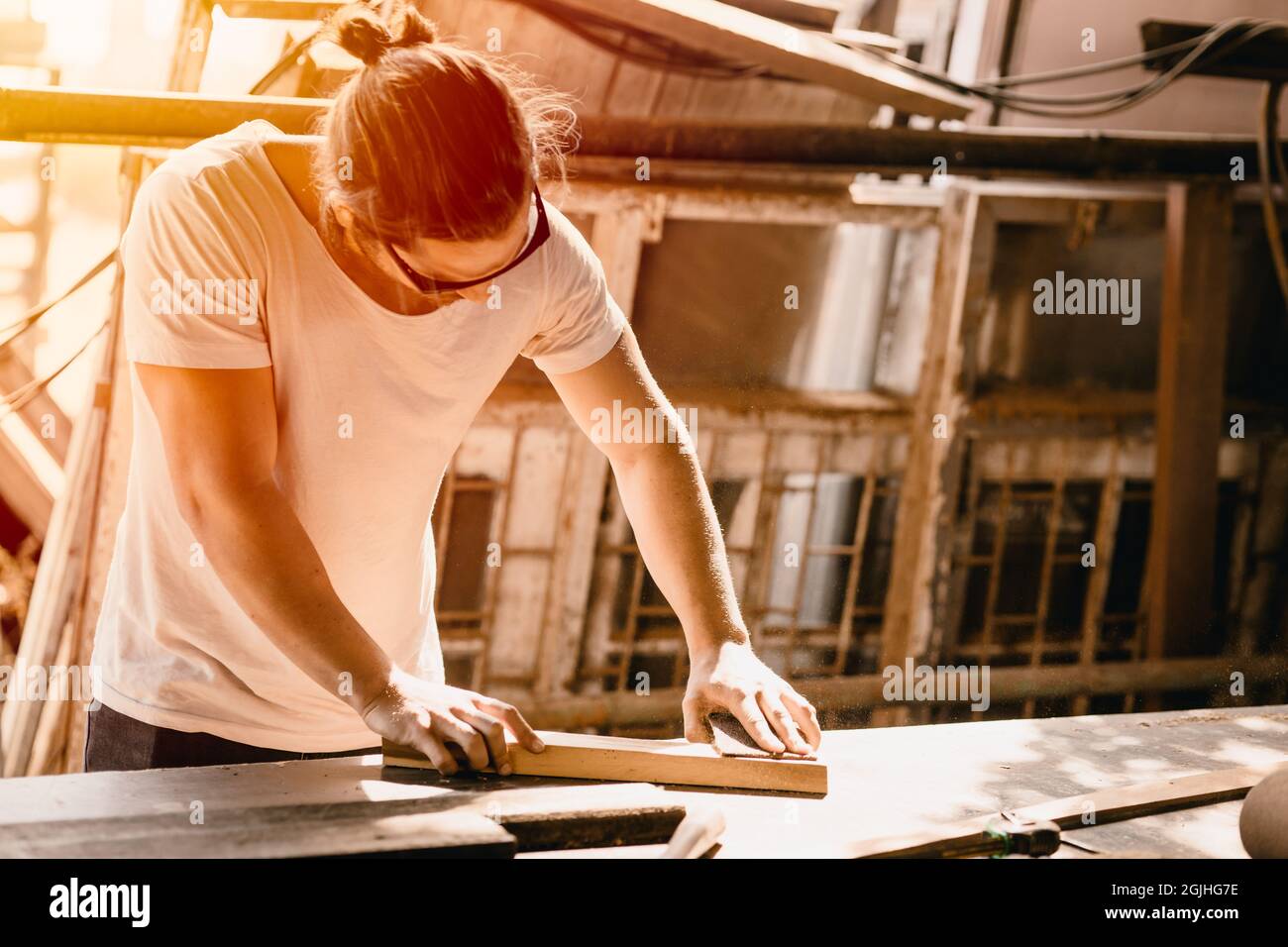 Zimmermann männlichen Arbeiter hart arbeiten. Mann professionelle hochqualifizierte Menschen bei der Arbeit für Meisterwerk Holzarbeiten in Möbelwerkstatt. Stockfoto
