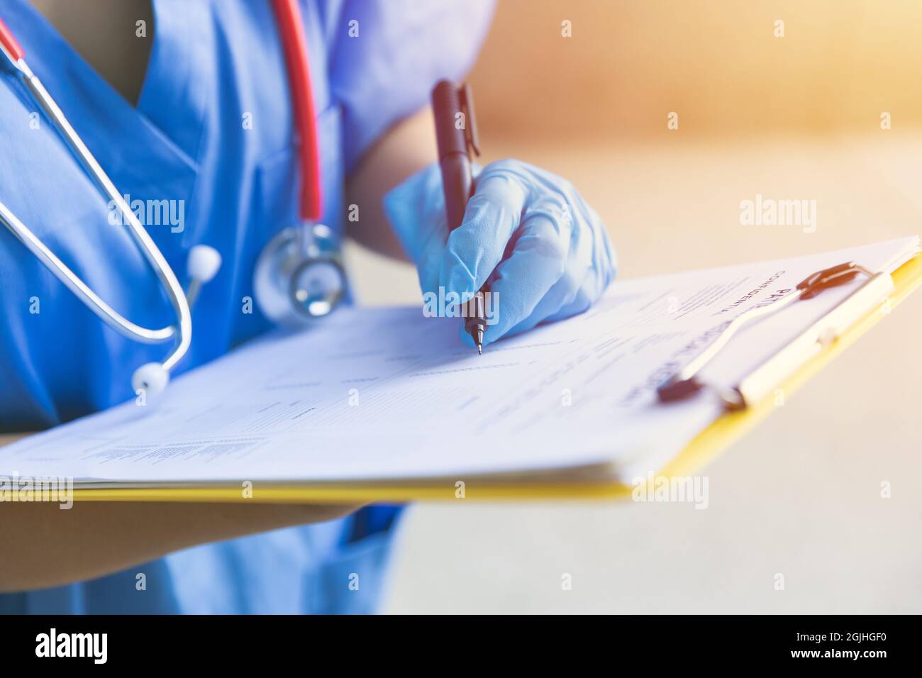 Nachuntersuchung der Krankenschwester durch den Arzt mit einem medizinischen Untersuchungsdokument für die Patientenuntersuchung im Krankenhaus oder in der Klinik. Stockfoto