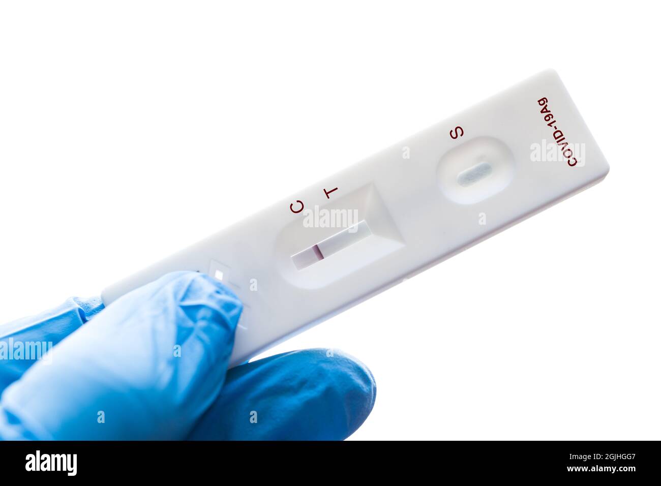 Der getestete Covid-19 Antigen Test Kit (ATK) zeigt, dass Coronavirus kein infiziertes negatives Streifenband an der Kontrolllinie auf weißem Hintergrund isoliert hat. Stockfoto